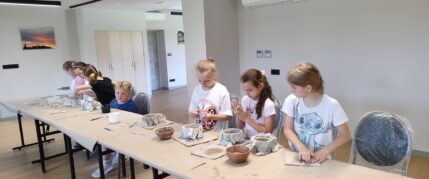 Gliniane miseczki z kotkiem Cukierkiem – warsztaty ceramiczne dla klas 1–3