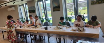 Gliniane miseczki z kotkiem Cukierkiem – warsztaty ceramiczne dla klas 1–3